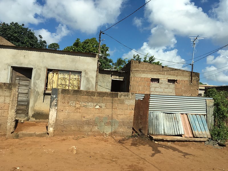 Informal settlements in Maputo lack access to basic services.