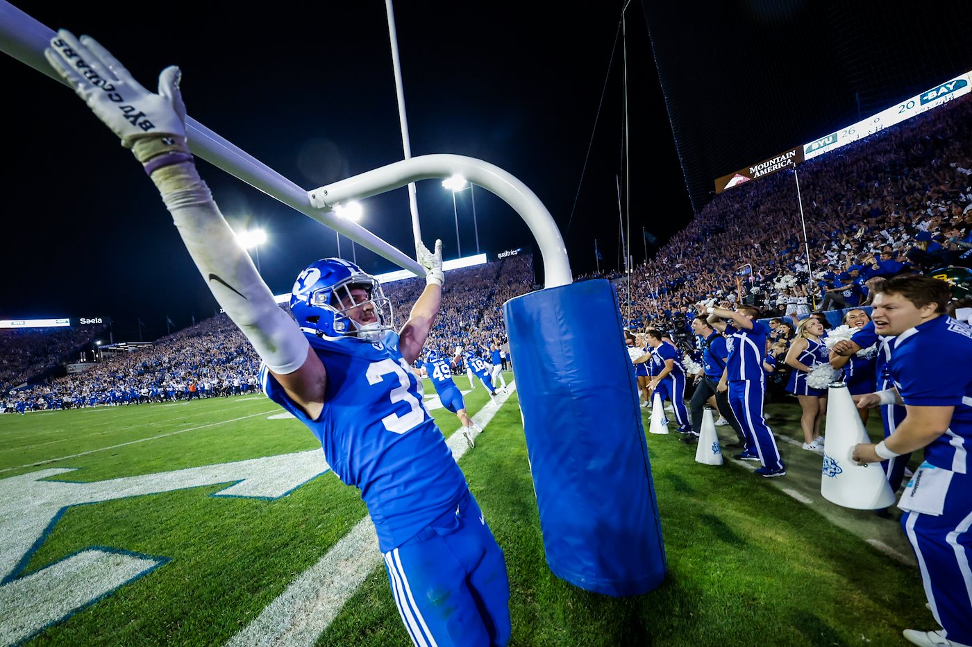 Ty Detmer Heisman Play of the Game: The reverse pass from Roberts to Hall