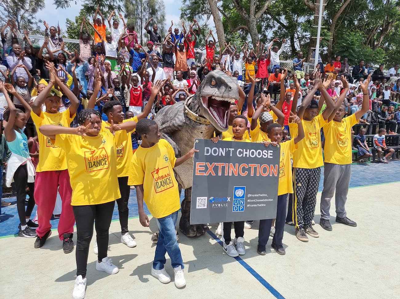 Frankie a été accueilli avec enthousiasme par les enfants du centre de jeunesse Club Rafiki, dans le secteur de Nyamirambo à Kigali. Ils ont pu en apprendre plus sur le film « Don't Choose Extinction » et le message qu'il diffuse. Photo : PNUD/Sonia Tan