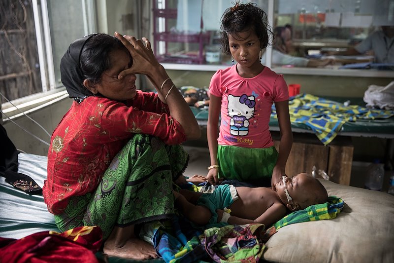 Halima pláče, protože její osmiměsíční syn trpí akutním zápalem plic, zdravotnické zařízení Lékařů bez hranic. 3. října 2017 ©Getty Images