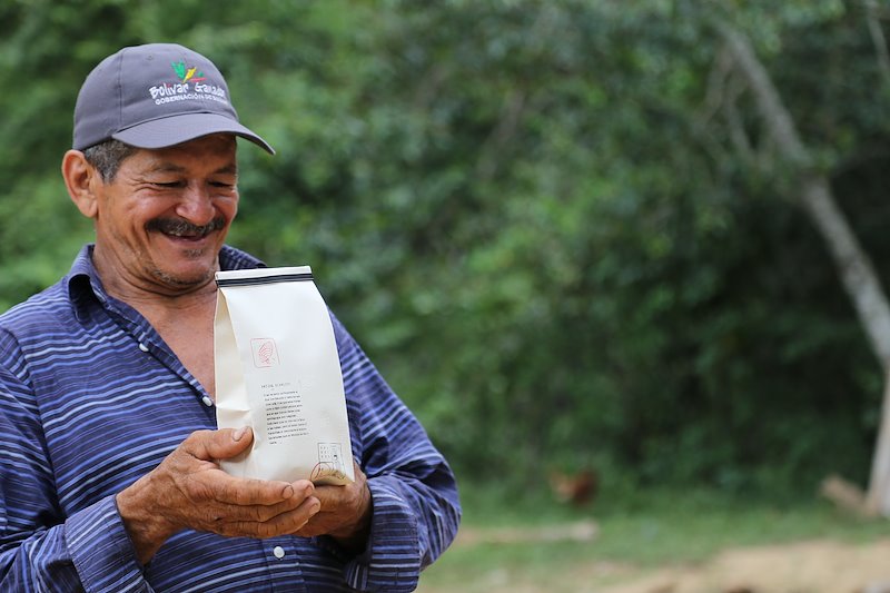 Eduardo Diaz with dried beans, Montes de Maria / Photo credit: Nadia Rey, UNDP Colombia