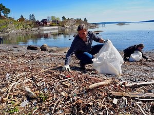 Joan Fabres er med på strandryddedag i Oslofjorden. Foto: Runa Lindebjerg/GRID-Arendal