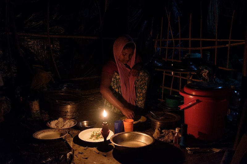 Mladá žena ve svém stanu v noci v osadě Unchiprang. 26. září 2017 ©Antonio Faccilongo