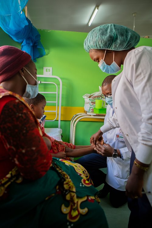 Doctors are on ward rounds.