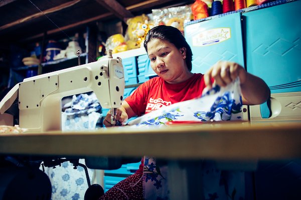 Lina is earning extra income for her family thanks to the sewing skills she learned from Samaritan’s Purse.