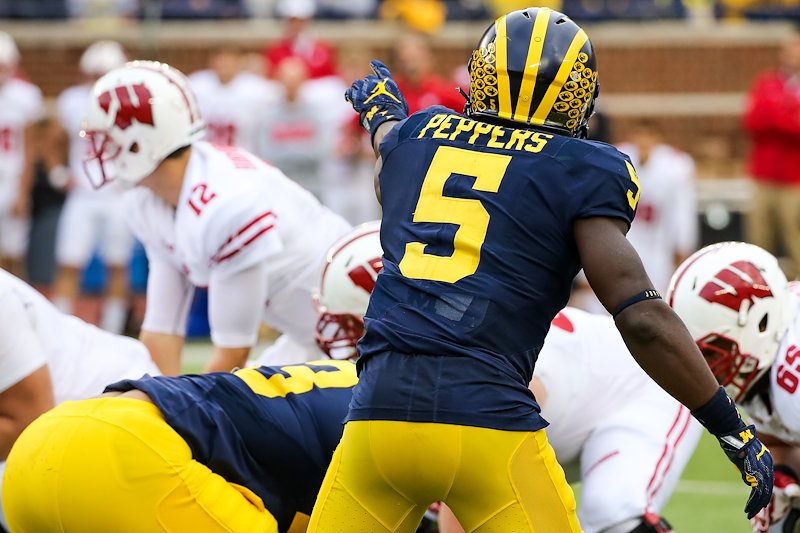Jabrill Peppers calls out plays for the Michigan defense.