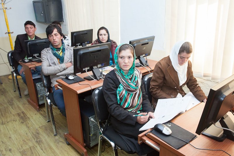 شاگردان افغان رشتۀ تکنالوژی معلوماتی در لابراتوار کمپیوتر شعبۀ مرکز آموزشی شغنان