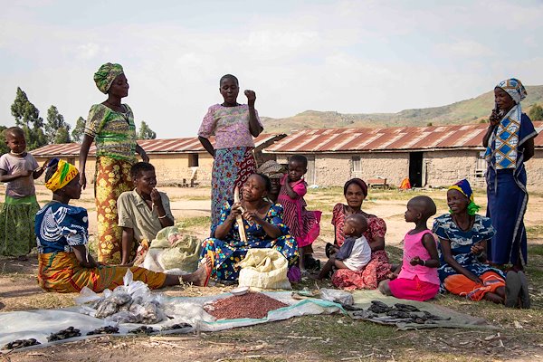 Displaced women at an improvised market in front of the primary school in Kotoni, Ituri Province. Many displaced families sleep in the school's classrooms.