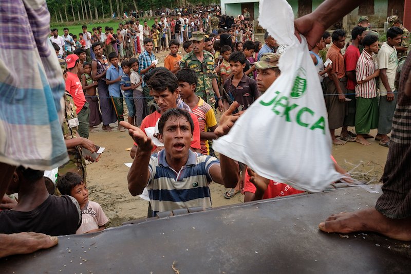 Les Rohingyas se rassemblent pour la distribution de nourriture, camp de fortune d’Unchiparang. 24 septembre 2017 © Antonio Faccilongo
