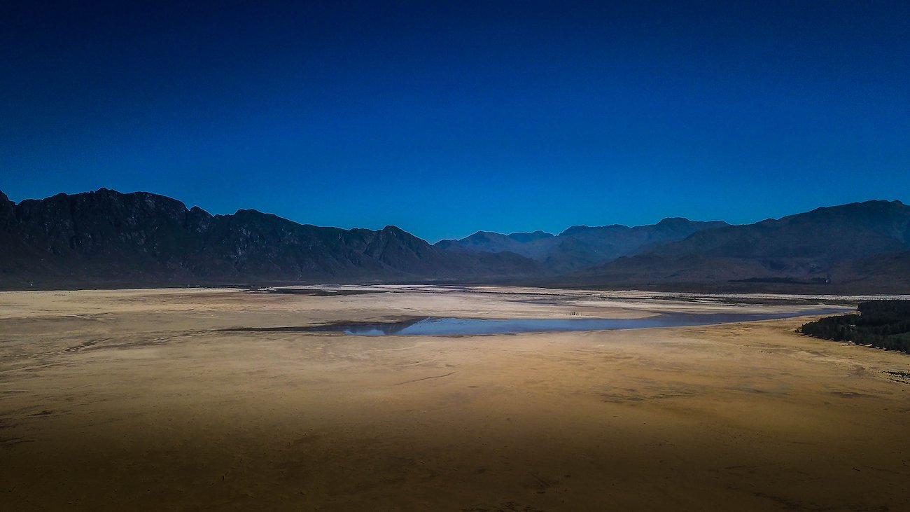 The few drops of water left in Cape Town’s main water reservoir: Theewaterskloof Dam. Credit: 6000.co.za