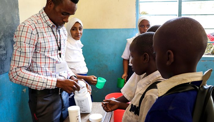 Read タンザニアの子どもたちを住血吸虫症から守るために by Ian Mungall