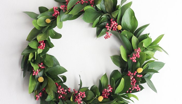 Read How to Make a Wreath by Rachel Smith