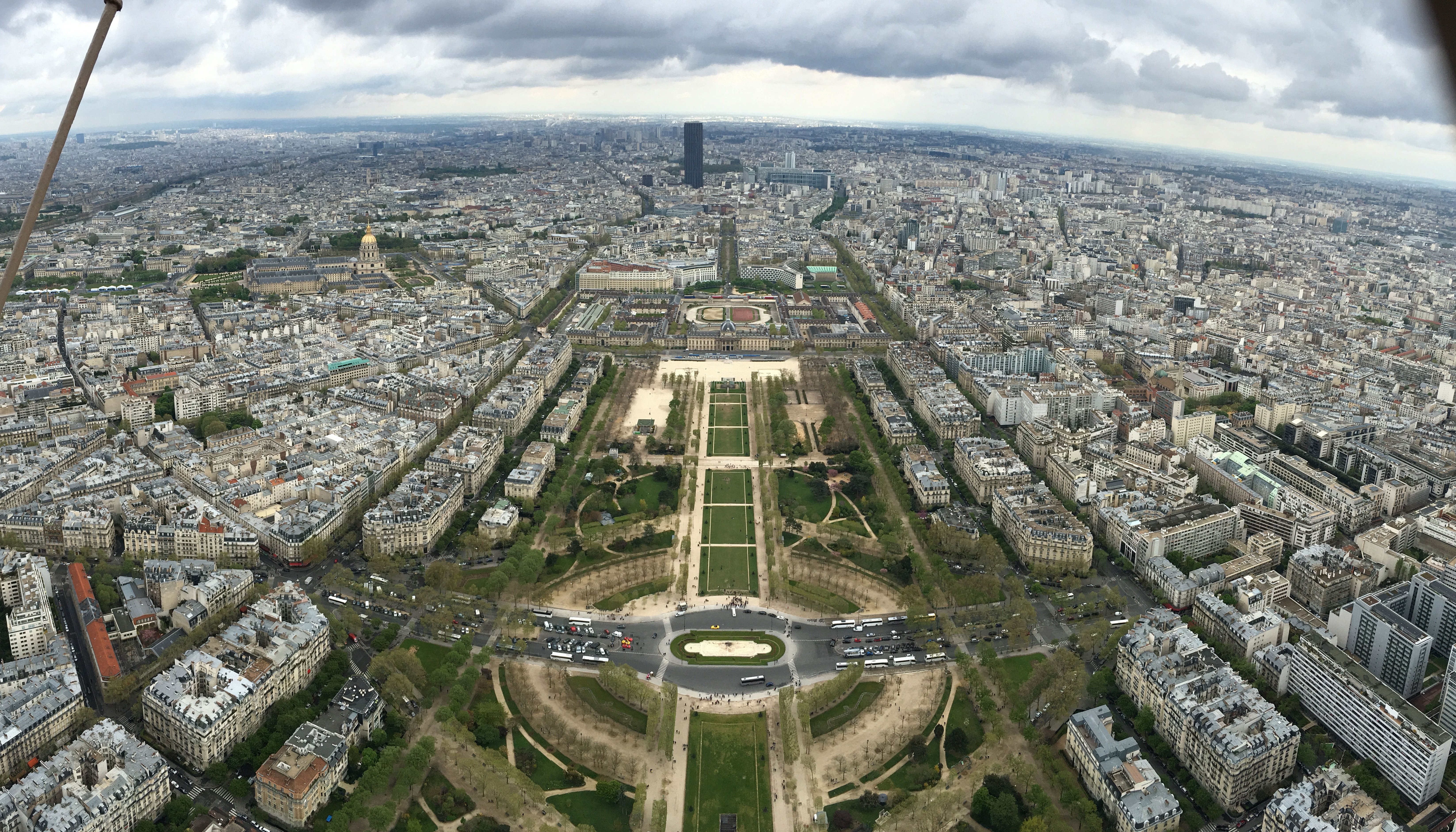 Read April in Paris by Felix De Montis