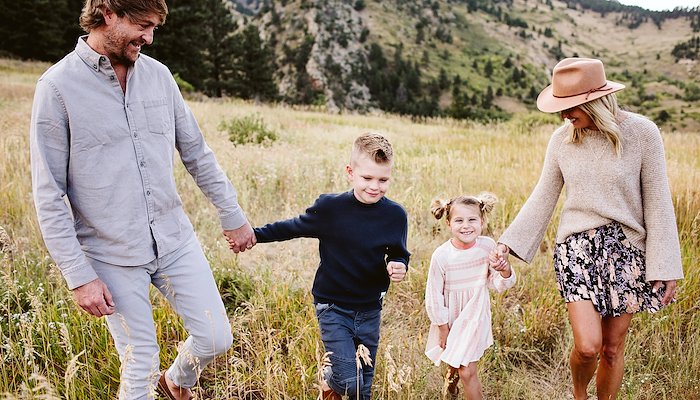 Read 5 Tips for Family Photo Outfits by Ashleigh Cropper