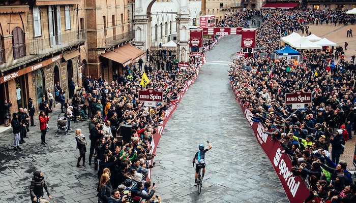 Read STRADE BIANCHE by Gruber Images