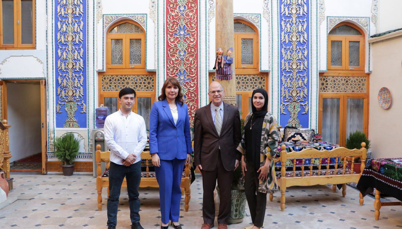 Read Сабина встречает туристов на «Горе Света» в Бухаре by USAID Central Asia