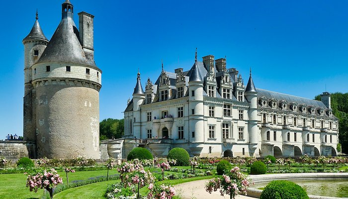 Read Exploring The Loire Valley by Dave Hawkins