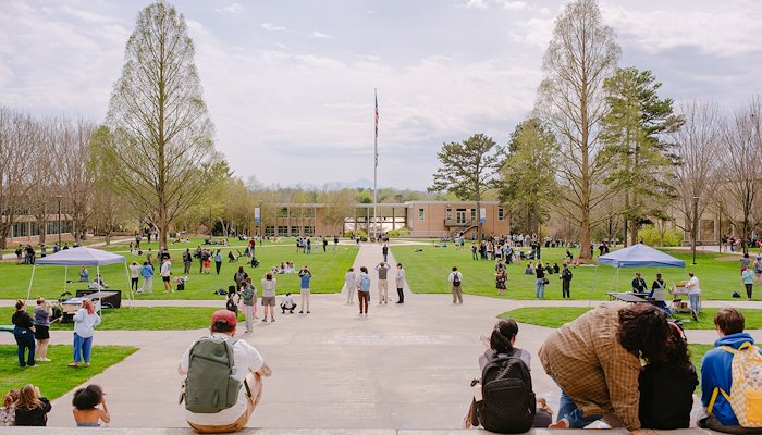 Read How to make the most of your campus tour by UNC Asheville