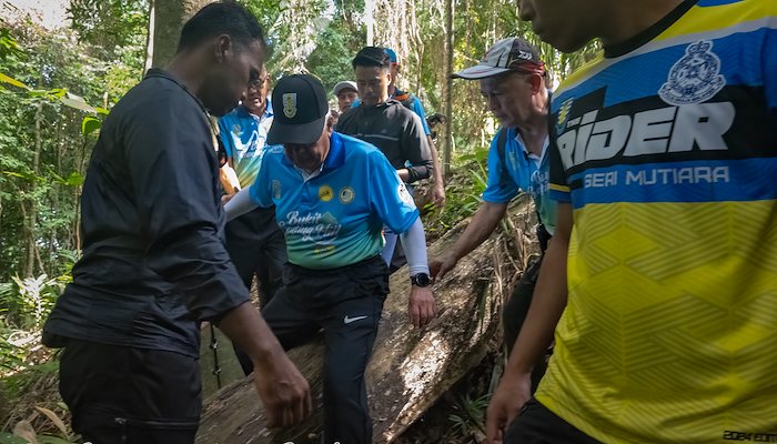 Read Penang Governor Tun Fuzi hikes Bukit Genting Forest Reserve by David ST LOH
