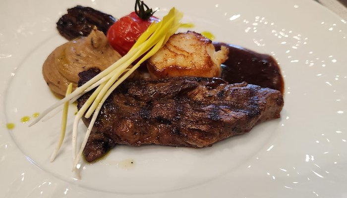 Read Delicious Dining in St. Maarten by Sapphire Kharyzma