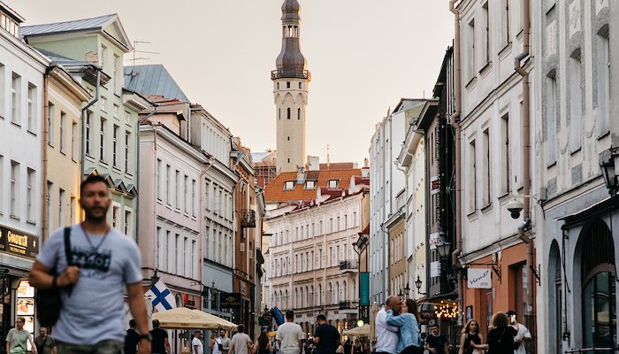Read Returning to Tallinn by Luke Beard