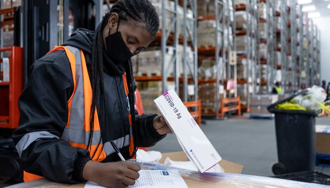 Read Participer à l’effort collectif : la livraison de tests vitaux de dépistage du COVID-19 en Afrique du Sud by The Global Fund