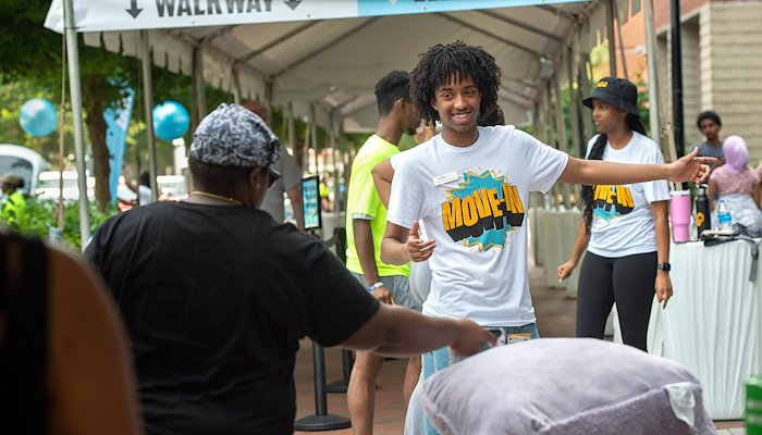 Read Hellos and goodbyes: Scenes from move-in by VIRGINIA COMMONWEALTH UNIVERSITY