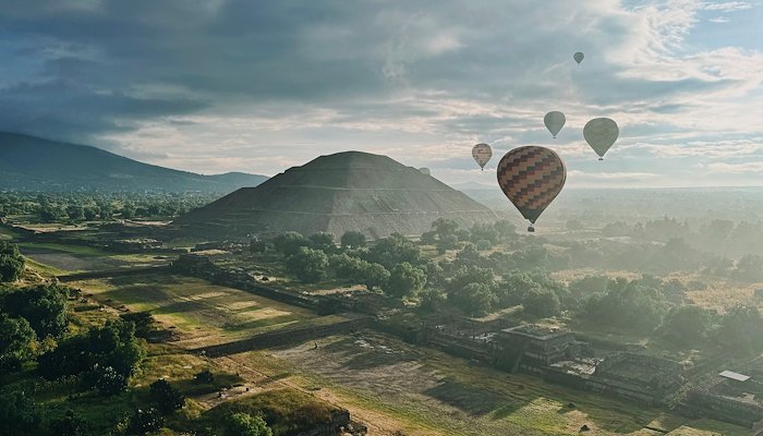 Read Hot air ballooning at Teotihuacan by Brandon Wang