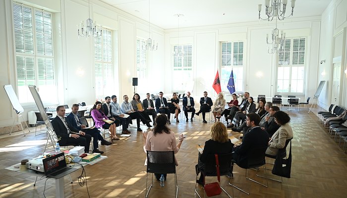 Read Training of Trainers: Knowledge Sharing and Presentation Skills by CEF