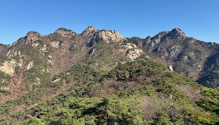 Read On the Trails of Seoul by Csaba Fitzl