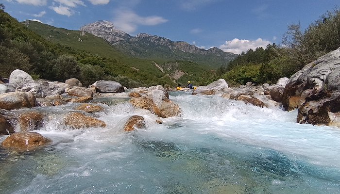 Read Lumi i Shales Kayak / Packraft en los remotos alpes albaneses by Sergi Tur Badenas