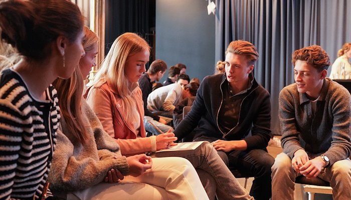 Read Når verden føles tung – og tankene er mange by Cine Tale Media