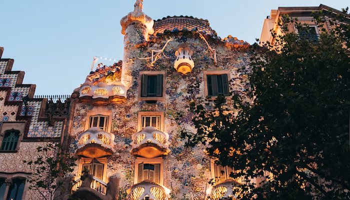 Read DIS | BARCELONA by Trans World Educational Experiences