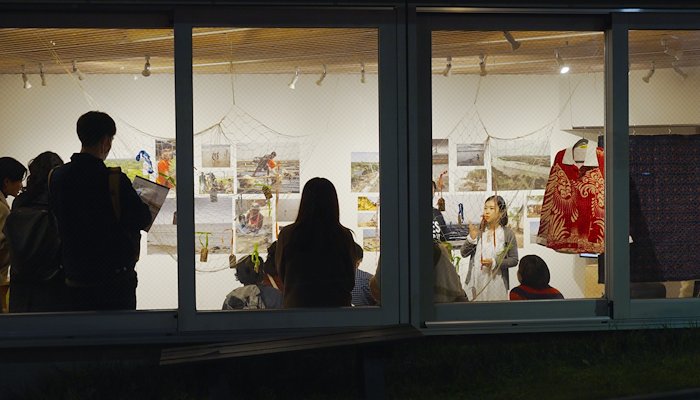 Read 海と煙が出会う場所／Where the Smoke Meets the Sea by Matt Tomkins