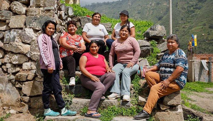 Read MUJERES QUE TRANSFORMAN by PNUD Perú