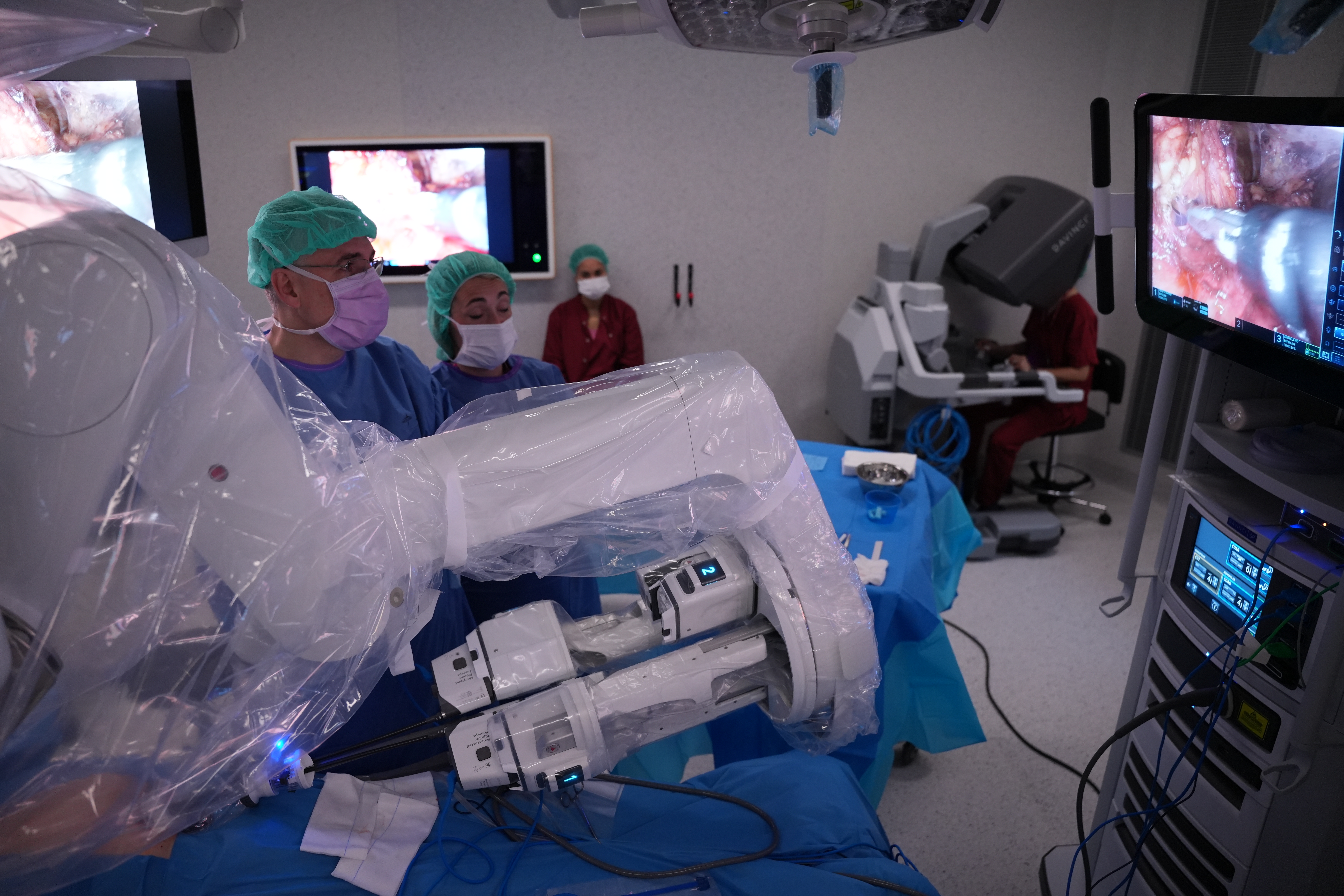 Así opera el último robot médico de España - cover photo