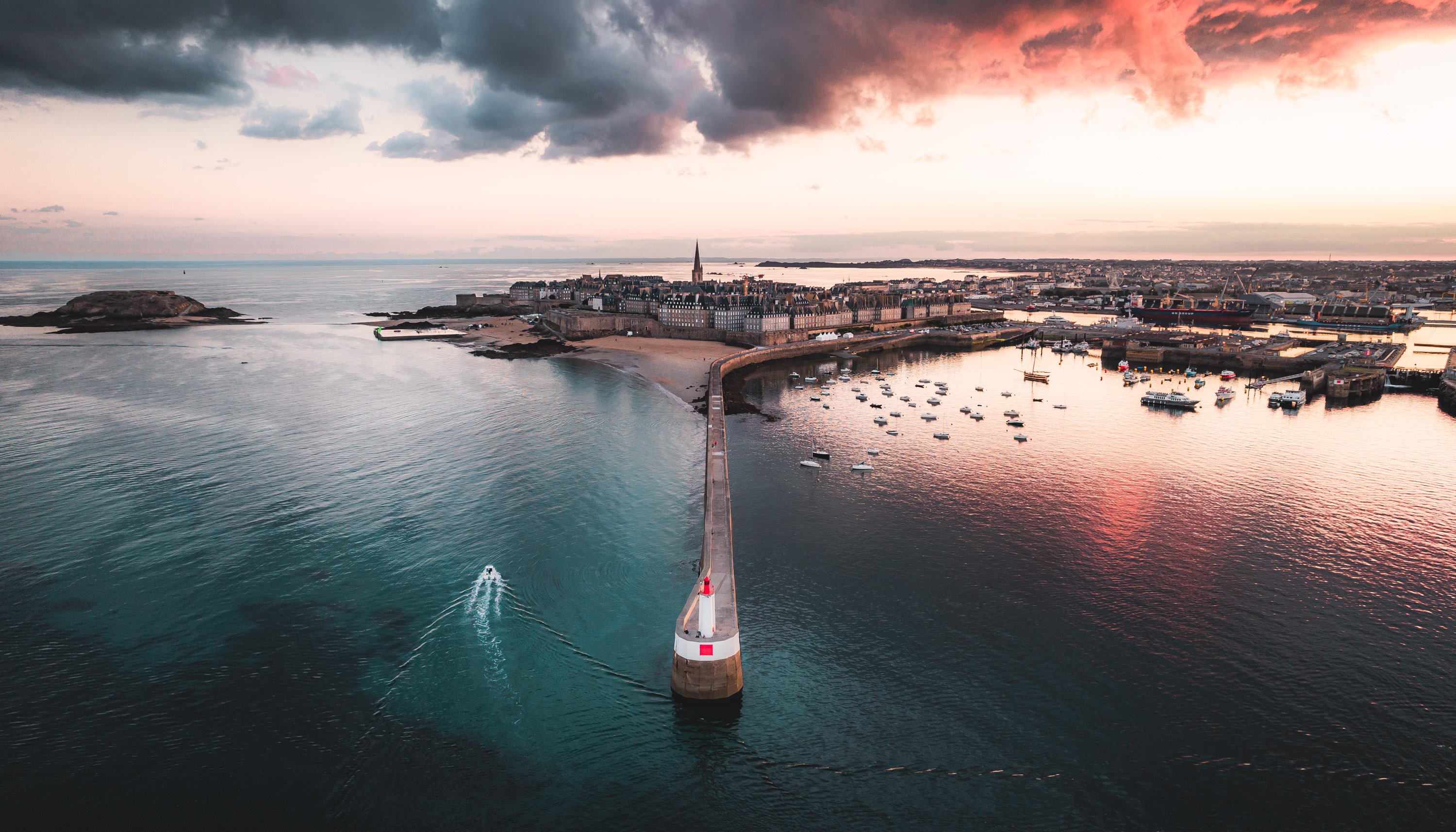Read Saint-Malo by @lezbroz